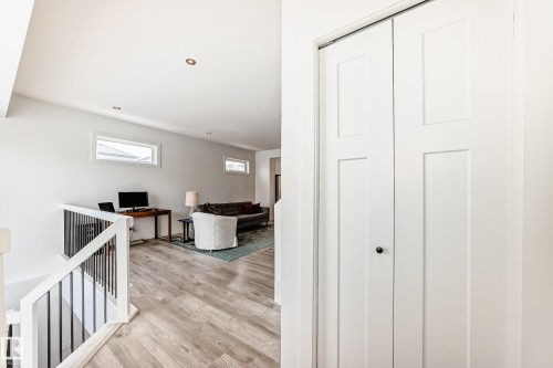 6685 Cardinal Road, Edmonton, AB - Indoor Photo Showing Kitchen With Upgraded Kitchen