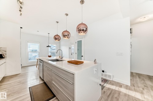 6685 Cardinal Road, Edmonton, AB - Indoor Photo Showing Kitchen With Upgraded Kitchen