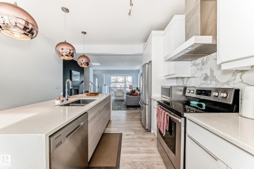6685 Cardinal Road, Edmonton, AB - Indoor Photo Showing Kitchen With Upgraded Kitchen