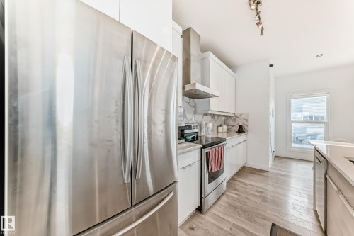 6685 Cardinal Road, Edmonton, AB - Indoor Photo Showing Kitchen With Upgraded Kitchen