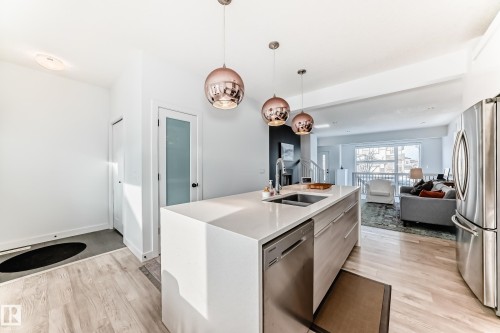 6685 Cardinal Road, Edmonton, AB - Indoor Photo Showing Kitchen With Double Sink With Upgraded Kitchen