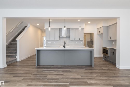 656 Kinglet Boulevard, Edmonton, AB - Indoor Photo Showing Kitchen