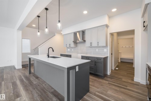 656 Kinglet Boulevard, Edmonton, AB - Indoor Photo Showing Kitchen With Upgraded Kitchen