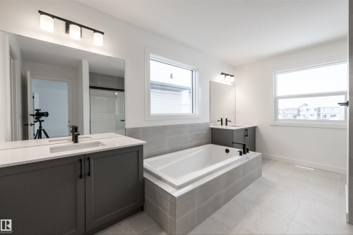 656 Kinglet Boulevard, Edmonton, AB - Indoor Photo Showing Bathroom