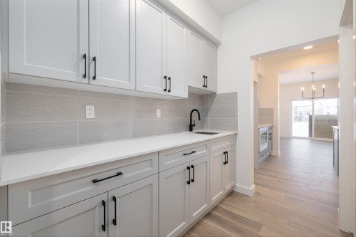 656 Kinglet Boulevard, Edmonton, AB - Indoor Photo Showing Kitchen