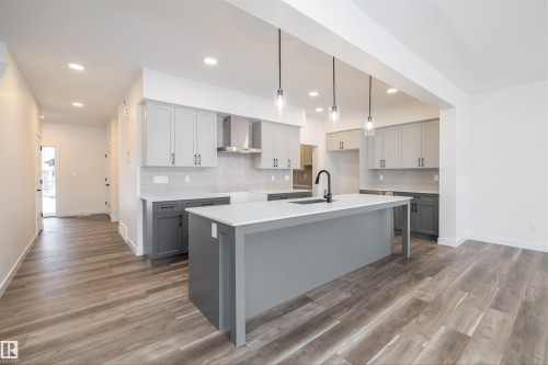 656 Kinglet Boulevard, Edmonton, AB - Indoor Photo Showing Kitchen With Upgraded Kitchen