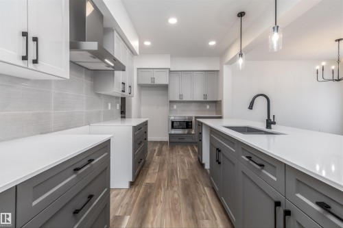 656 Kinglet Boulevard, Edmonton, AB - Indoor Photo Showing Kitchen