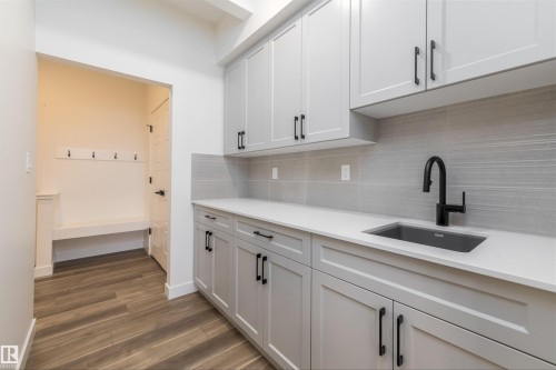 656 Kinglet Boulevard, Edmonton, AB - Indoor Photo Showing Kitchen