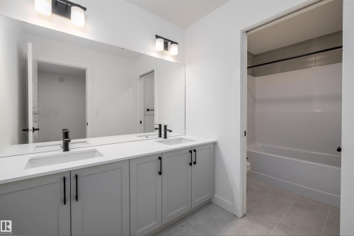 656 Kinglet Boulevard, Edmonton, AB - Indoor Photo Showing Bathroom