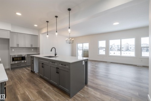 656 Kinglet Boulevard, Edmonton, AB - Indoor Photo Showing Kitchen With Upgraded Kitchen