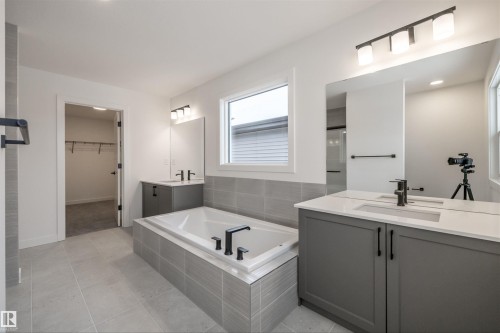 656 Kinglet Boulevard, Edmonton, AB - Indoor Photo Showing Bathroom