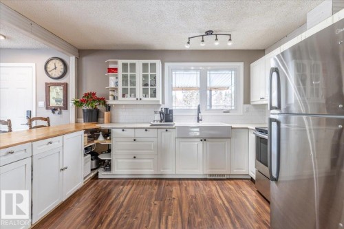 146 Maple Crescent, Wetaskiwin, AB - Indoor Photo Showing Kitchen