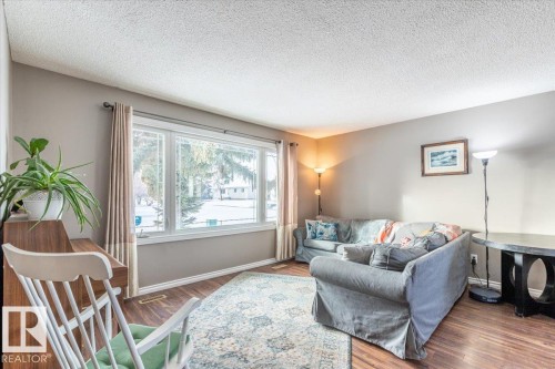 146 Maple Crescent, Wetaskiwin, AB - Indoor Photo Showing Living Room