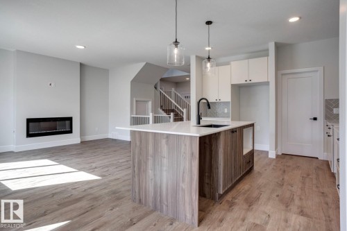 405 Brickyard Point(E), Stony Plain, AB - Indoor Photo Showing Kitchen