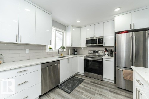 17419 96 Street, Edmonton, AB - Indoor Photo Showing Kitchen With Upgraded Kitchen