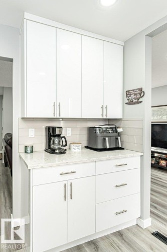 17419 96 Street, Edmonton, AB - Indoor Photo Showing Kitchen
