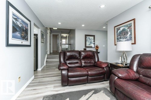 17419 96 Street, Edmonton, AB - Indoor Photo Showing Living Room
