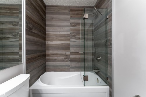 174 Oeming Road, Edmonton, AB - Indoor Photo Showing Bathroom