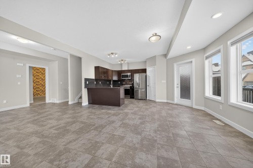 17 1720 Garnett Point(E), Edmonton, AB - Indoor Photo Showing Kitchen