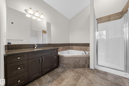 17 1720 Garnett Point(E), Edmonton, AB - Indoor Photo Showing Bathroom