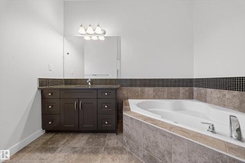 17 1720 Garnett Point(E), Edmonton, AB - Indoor Photo Showing Bathroom