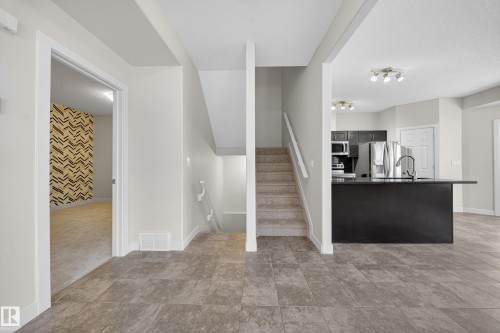 17 1720 Garnett Point(E), Edmonton, AB - Indoor Photo Showing Kitchen