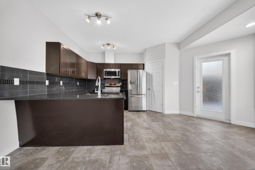 17 1720 Garnett Point(E), Edmonton, AB - Indoor Photo Showing Kitchen