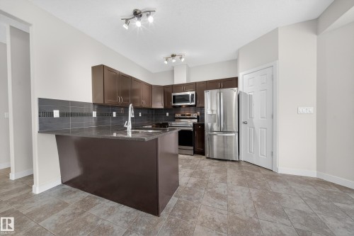 17 1720 Garnett Point(E), Edmonton, AB - Indoor Photo Showing Kitchen