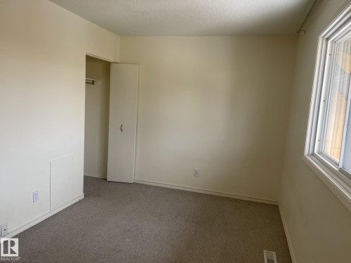 107 Woodstock, Edmonton, AB - Indoor Photo Showing Other Room