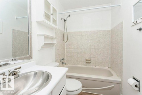 3518 42A Avenue, Edmonton, AB - Indoor Photo Showing Bathroom