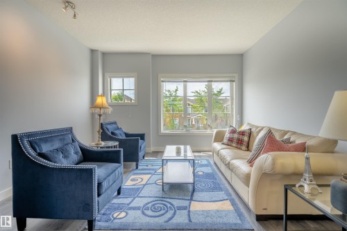 1085 Gault Boulevard, Edmonton, AB - Indoor Photo Showing Living Room