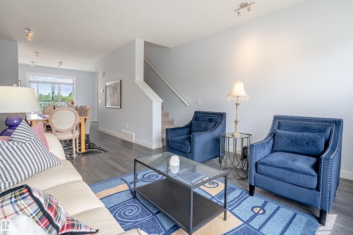 1085 Gault Boulevard, Edmonton, AB - Indoor Photo Showing Living Room