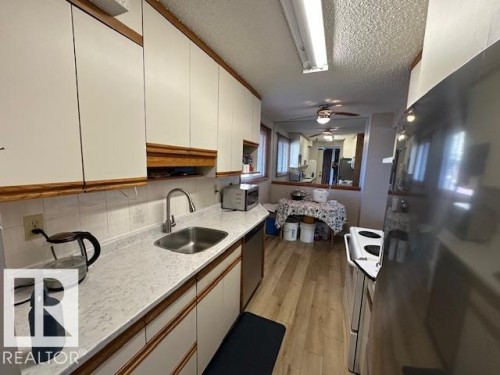 #167 Harrison Drive, Edmonton, AB - Indoor Photo Showing Kitchen