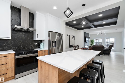 40 Chambery Crescent, St. Albert, AB - Indoor Photo Showing Kitchen With Upgraded Kitchen