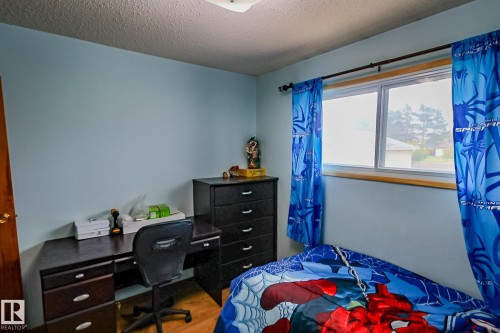 5013 44 Avenue, Smoky Lake Town, AB - Indoor Photo Showing Bedroom