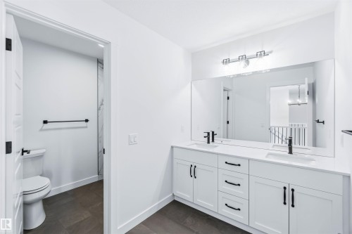2211 4 Avenue, Edmonton, AB - Indoor Photo Showing Bathroom