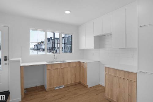 90 1430 Aster Way, Edmonton, AB - Indoor Photo Showing Kitchen