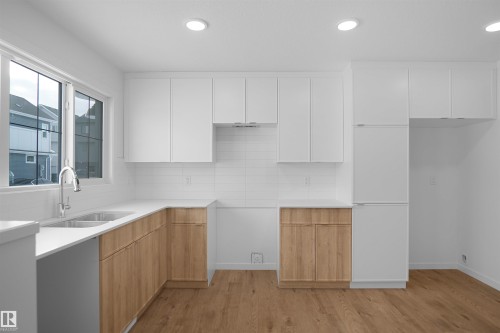 90 1430 Aster Way, Edmonton, AB - Indoor Photo Showing Kitchen With Double Sink