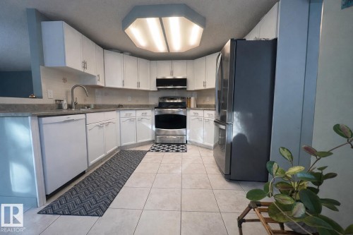 19011 92A Avenue, Edmonton, AB - Indoor Photo Showing Kitchen