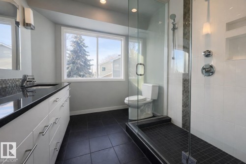 19011 92A Avenue, Edmonton, AB - Indoor Photo Showing Bathroom