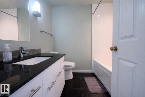 19011 92A Avenue, Edmonton, AB - Indoor Photo Showing Bathroom