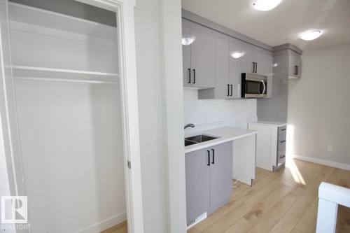G 4761 Cawsey Terrace, Edmonton, AB - Indoor Photo Showing Kitchen