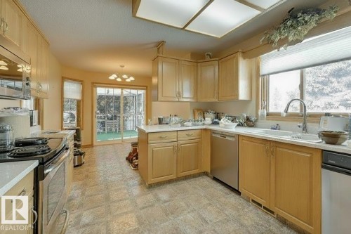 752 Wilkin Close, Edmonton, AB - Indoor Photo Showing Kitchen