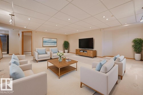 752 Wilkin Close, Edmonton, AB - Indoor Photo Showing Living Room