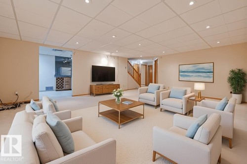 752 Wilkin Close, Edmonton, AB - Indoor Photo Showing Living Room