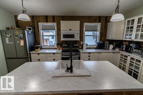 5006 51 St, Myrnam, AB - Indoor Photo Showing Kitchen With Double Sink