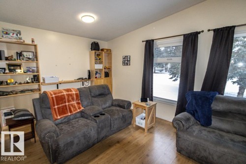 5006 51 St, Myrnam, AB - Indoor Photo Showing Living Room