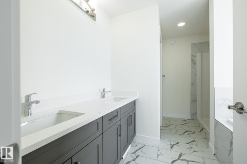 5069 Cawsey Link, Edmonton, AB - Indoor Photo Showing Bathroom