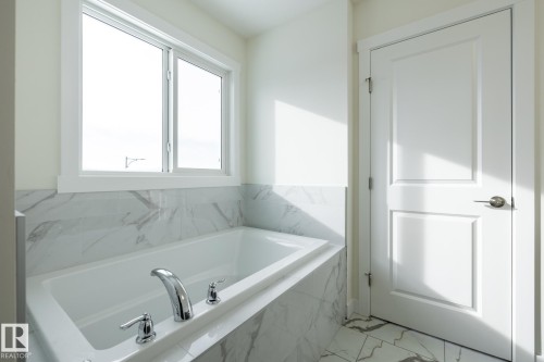 5069 Cawsey Link, Edmonton, AB - Indoor Photo Showing Bathroom