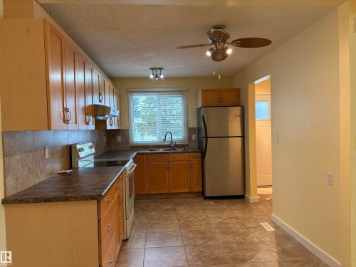 13279 47 Street, Edmonton, AB - Indoor Photo Showing Kitchen